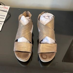 Eileen Fisher Sport Sandal in gold leather - size 8